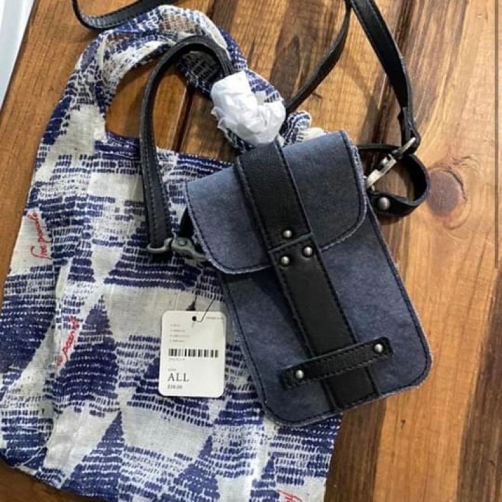 Free People Crossbody Wallet-New with tags.